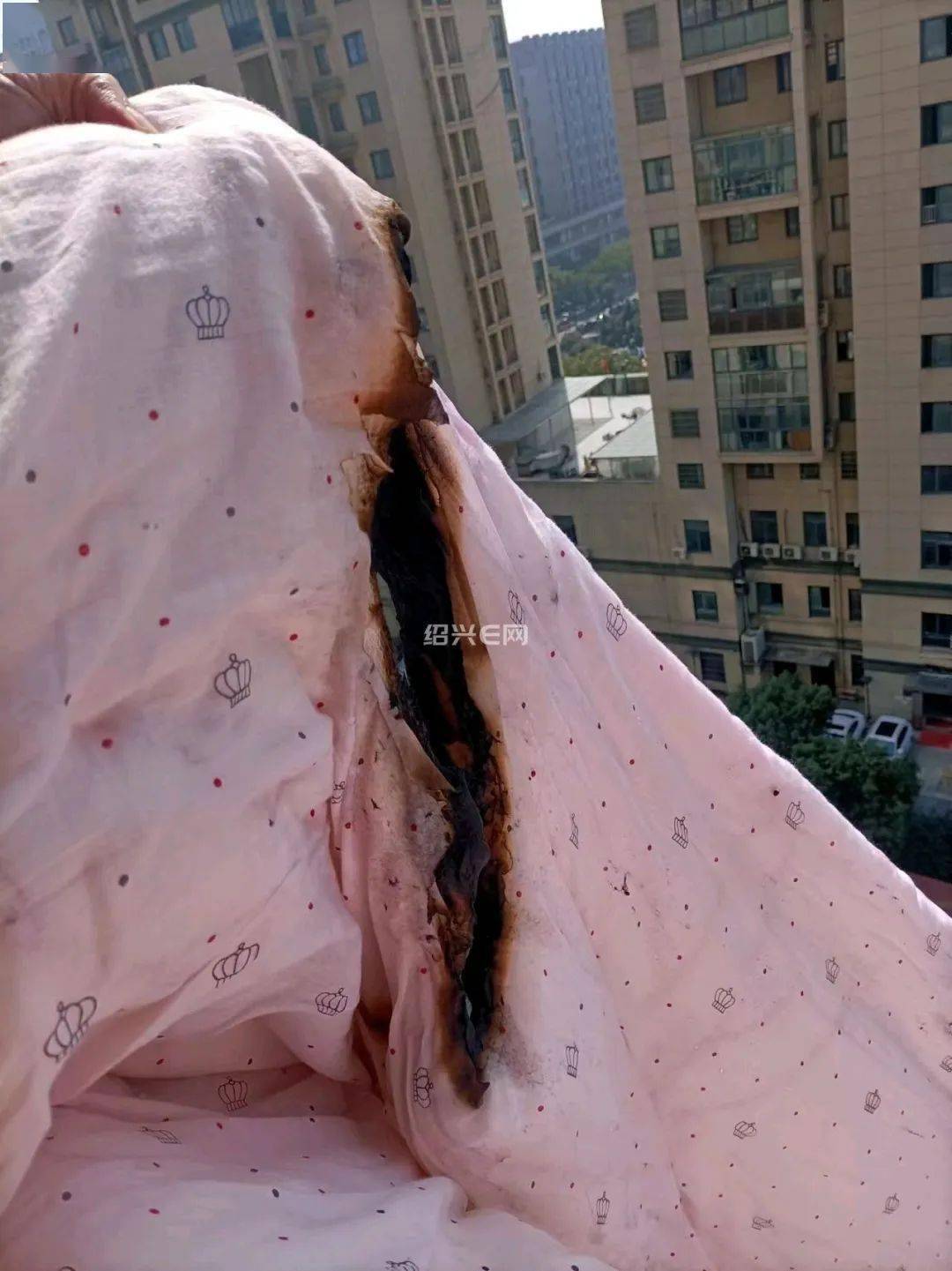 绍兴网友曝光某小区高空乱扔烟头被子都着了
