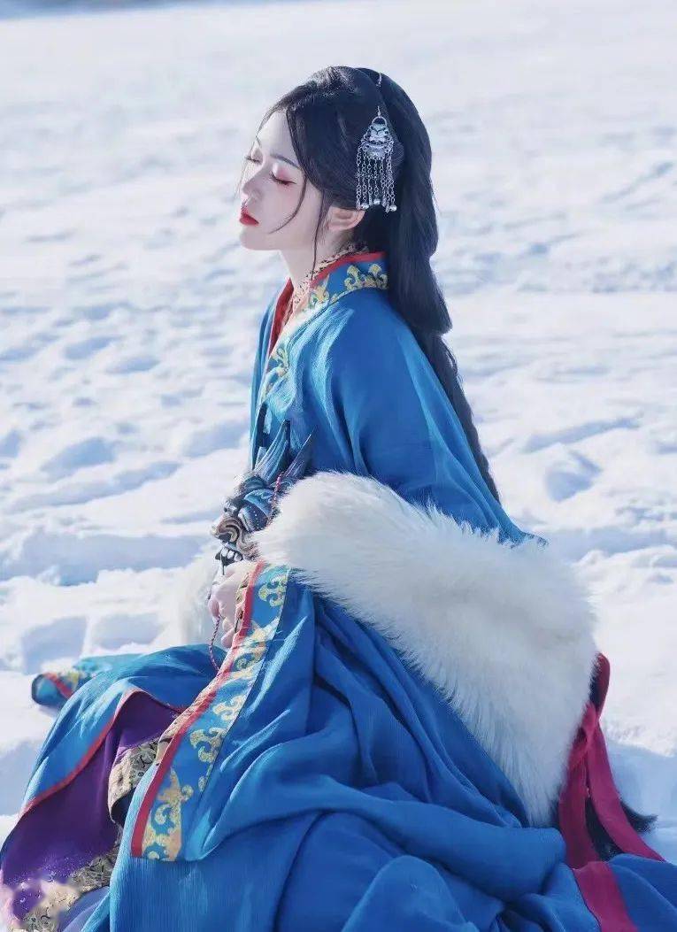 身着汉服,回眸皆是往事与星华参加汉服摄影展览让我们一起穿越时空