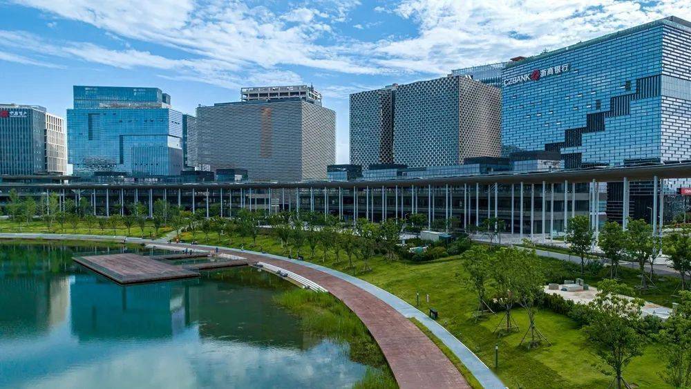 龙湖金融岛开岛两周年向新而行激活高质量发展澎湃动能