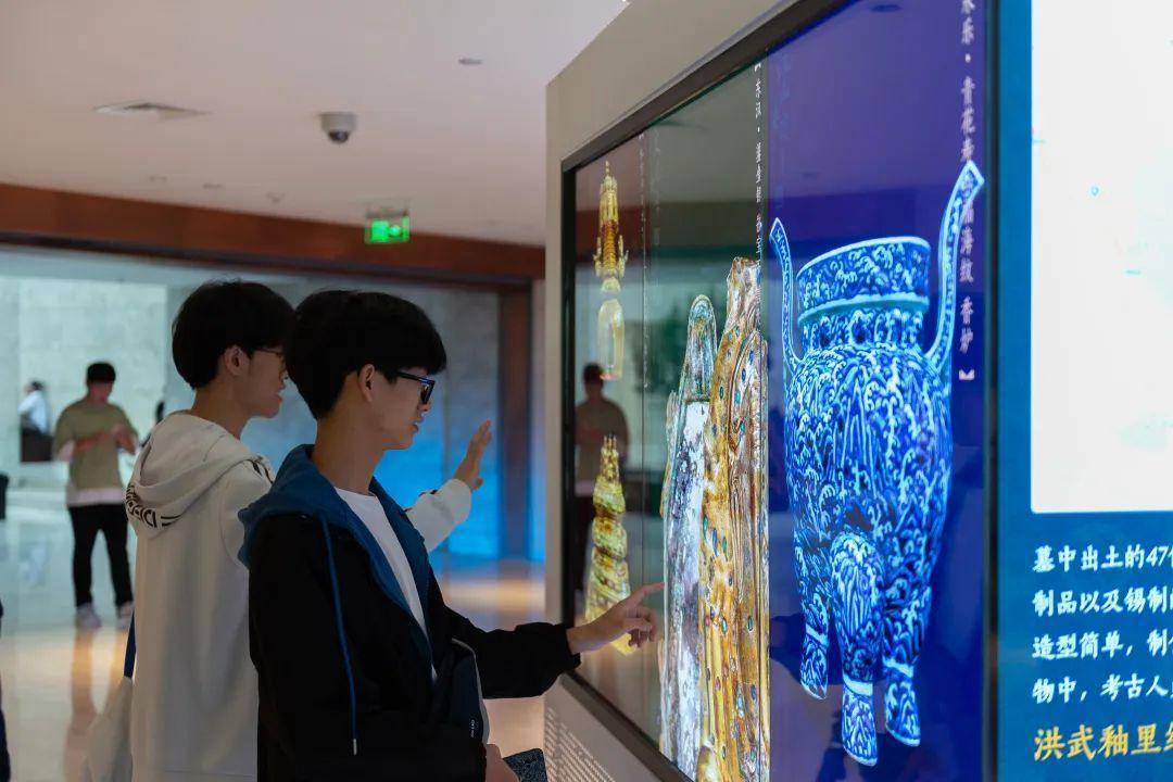南京博物院为助力更多文物"活起来",特推出了全新的三维体验设备,为