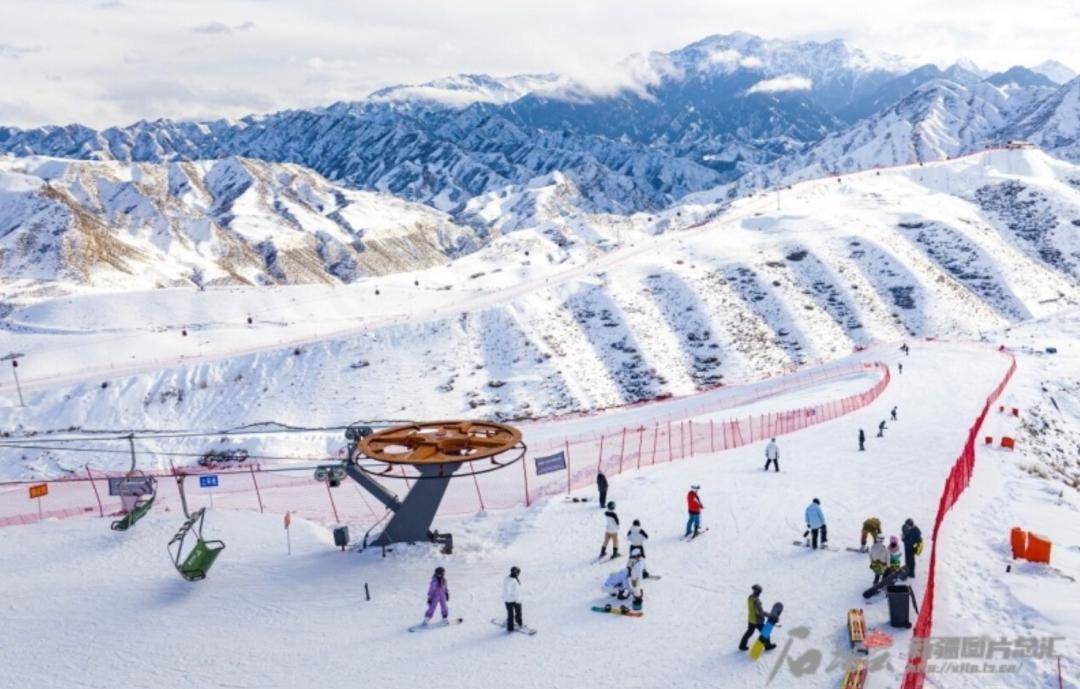 2023年12月29日,游客在新疆天山天池国际滑雪场滑雪.