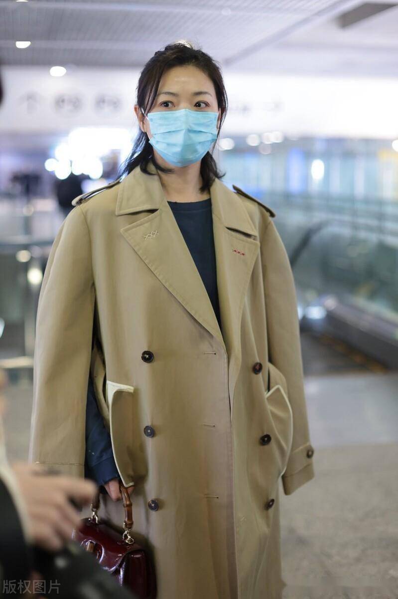 街拍万茜驼色大衣蓝色t恤优雅温柔