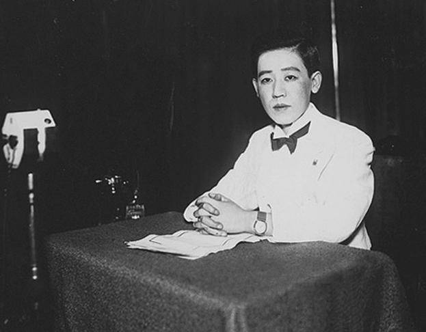 她本人是个汉奸,1928年,日本人制造"皇姑屯事件"炸死东北军阀张作霖