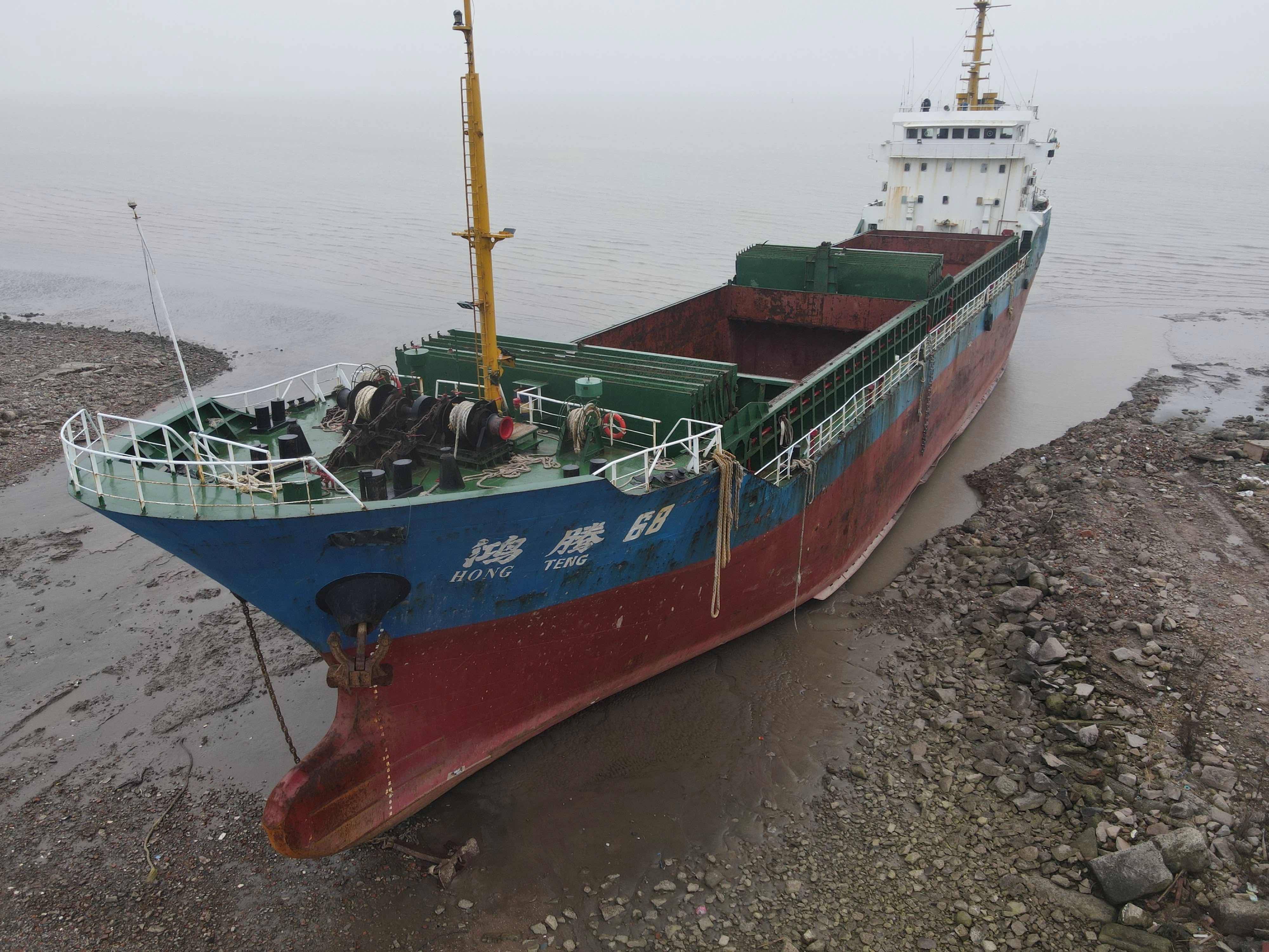 上海长兴岛废弃船只已被拖离,此前在网上走红有人攀船打卡