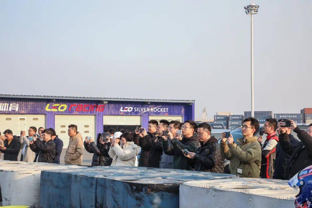 郑鑫等陪同下莅临宁波国际赛道现场考察指导,吉利铭泰集团总裁翁晓冬