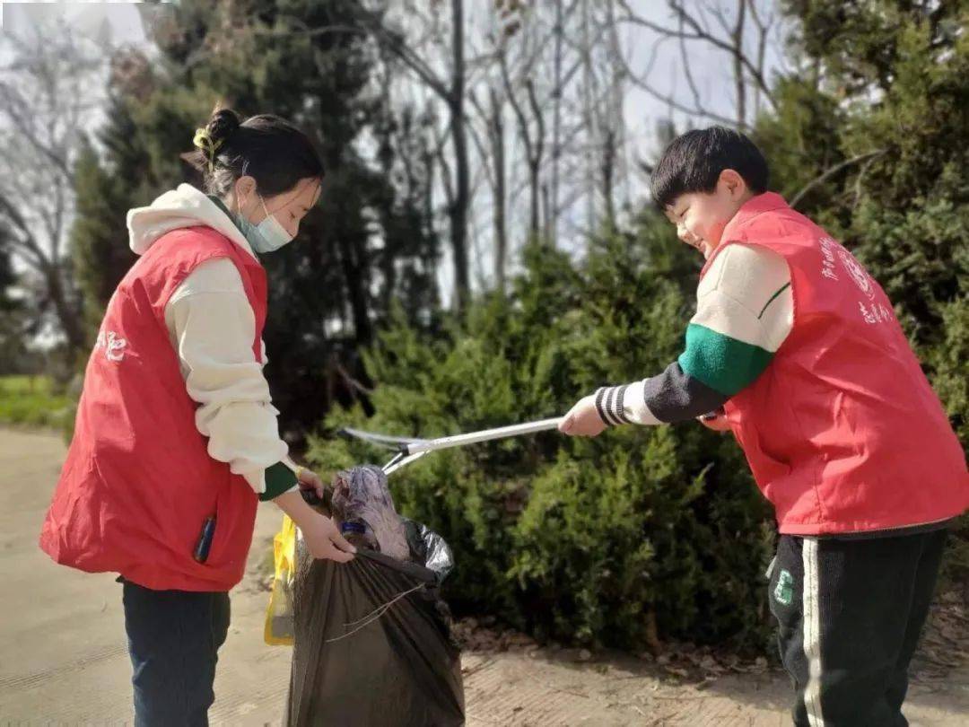 少工委携手恒信社服中心开展学习雷锋好榜样,争做环保小卫士捡垃圾