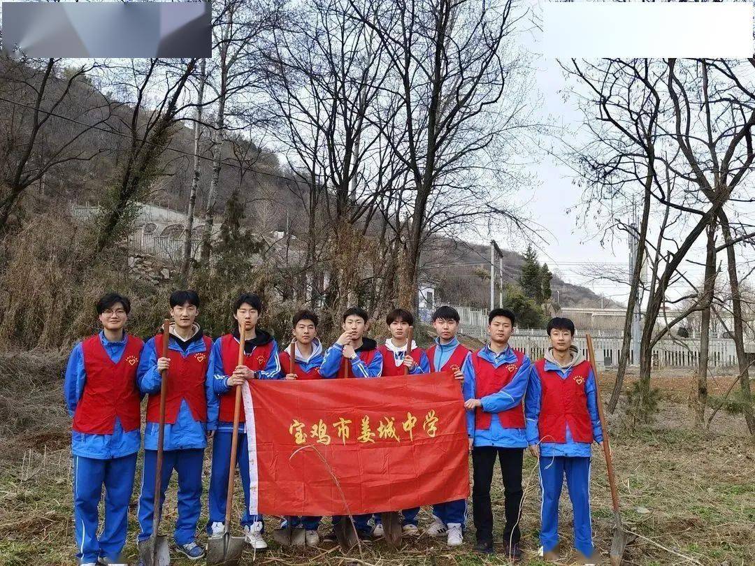 节树植姜城中学春风轻拂,吹绿了山岗,唤醒了沉睡的生命.