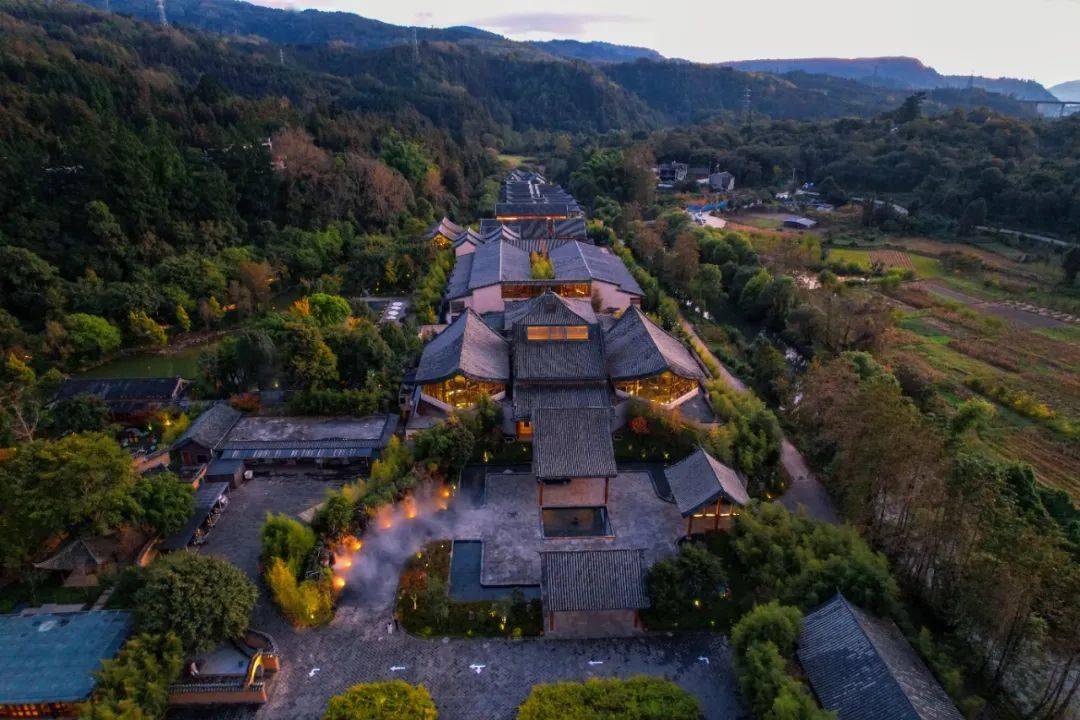 油菜花不输婺源樱花比日本更野这个花花世界竟还有温泉古镇神秘国牌