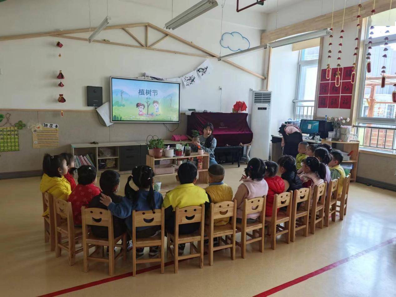 植此青绿拥抱春天西安市灞桥区第六幼儿园植树节活动