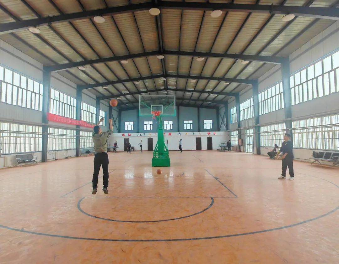 上,大家挥汗如雨,团队协作与个人技巧在这里得到完美展现;乒乓球台前