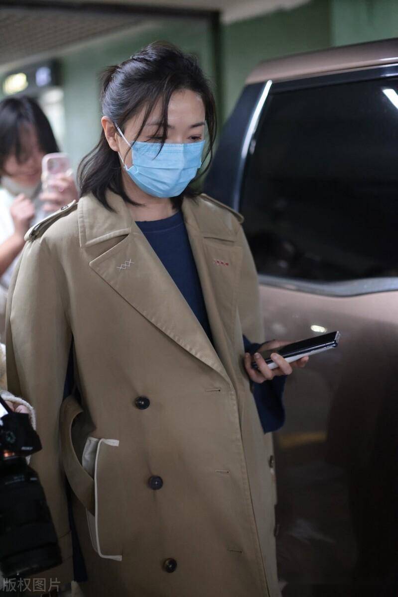 街拍万茜驼色大衣蓝色t恤优雅温柔