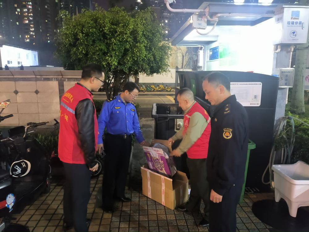 深圳福保街道建设绿美福田新举措退役军人义工化身垃圾分类志愿者