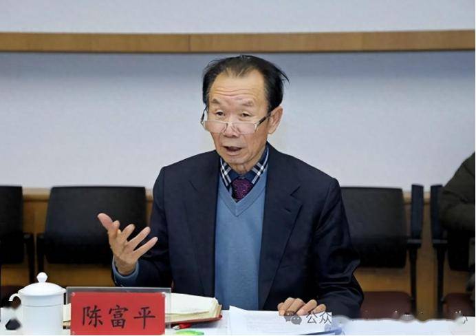 长期以来,陈富平在把企业做大做强的同时始终秉持"致富思源,富而思进"