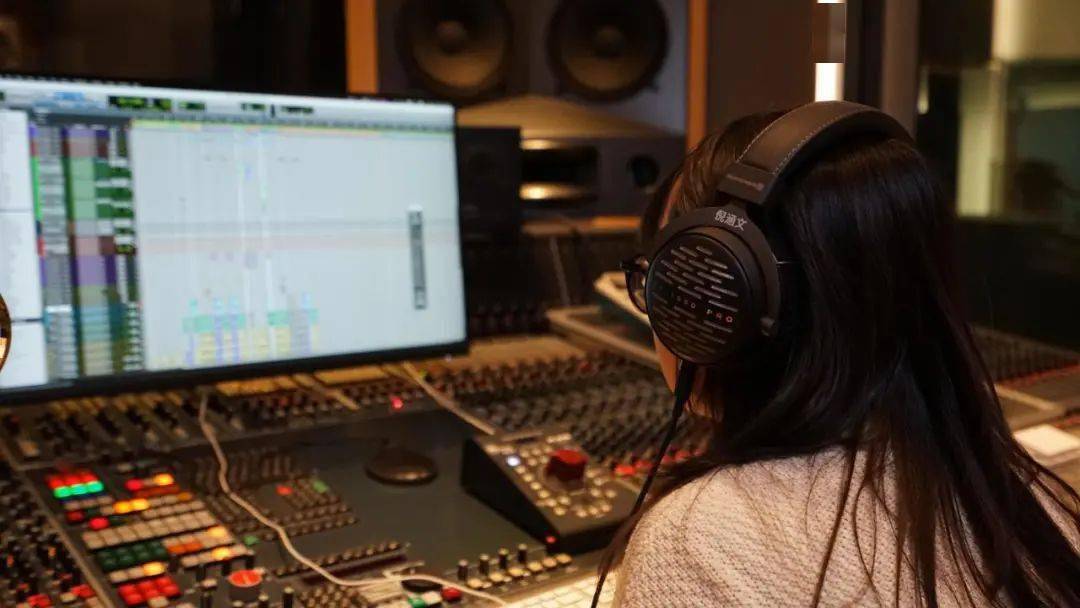 工作中的倪涵文在录音工作中,倪涵文十分在意歌手和艺人们录制时的