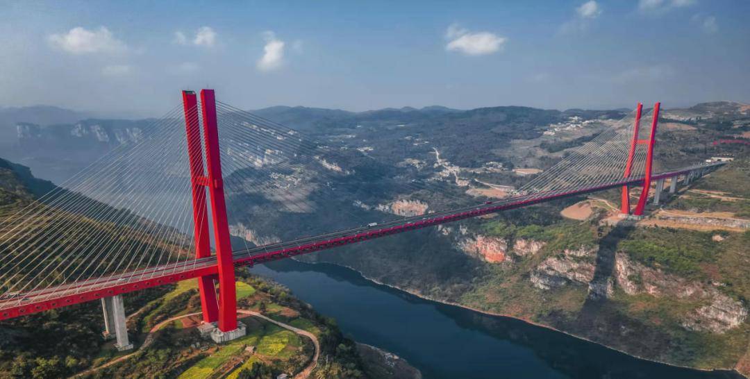鸭池河之上,大桥屹立在崇山峻岭之间,连接此岸彼岸.