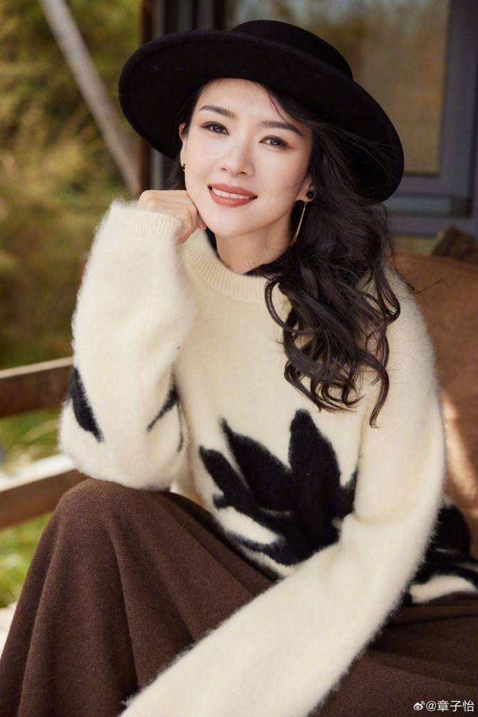 电影杀青消息曝光后,有粉丝在章子怡超话晒出章子怡在杀青宴上落泪