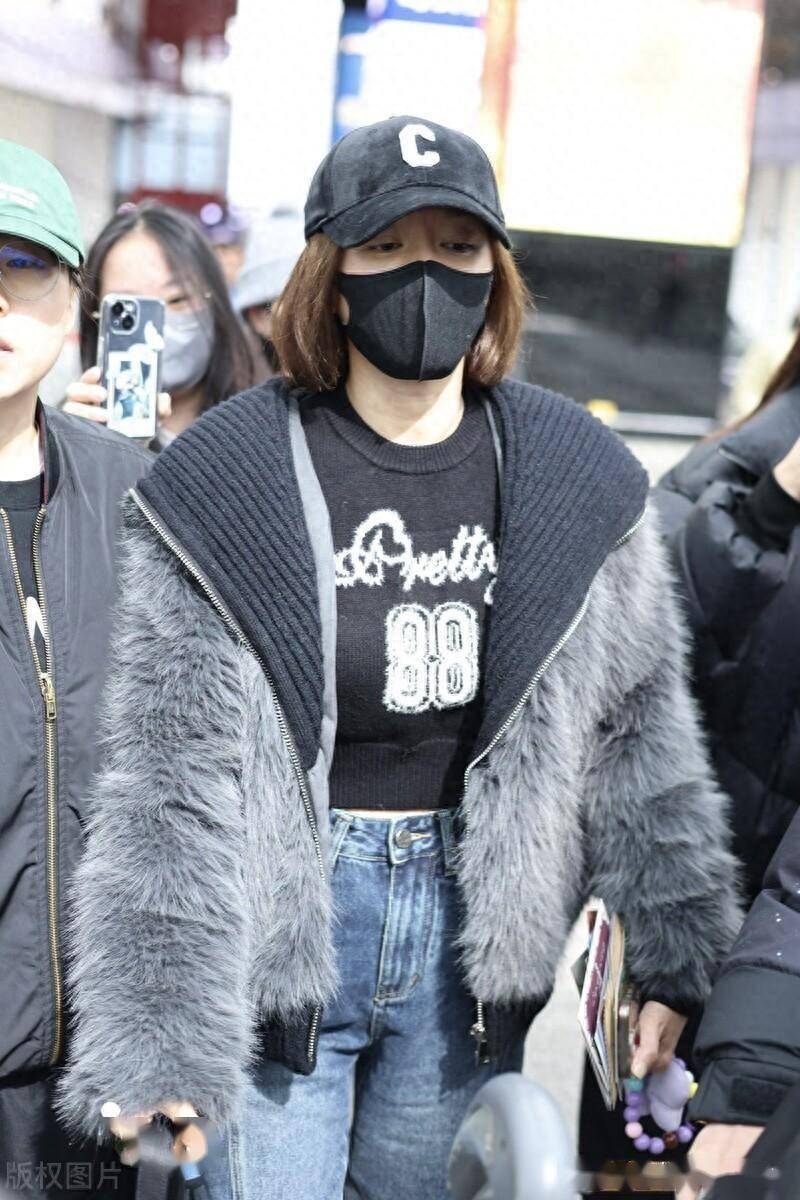 街拍秦岚翻领皮毛外套印花针织衫牛仔裤棒球帽温暖休闲