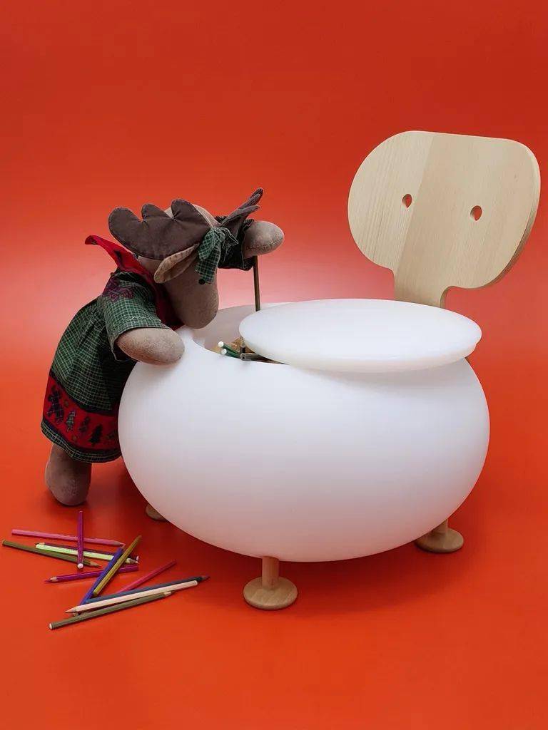 异想天开的 candy 椅子用途极其广泛,其盖子可拆卸,可用作小物品和