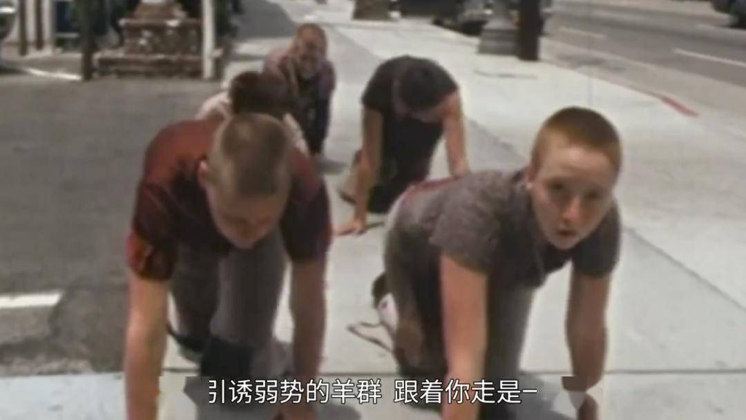 一些疯批教主会先拿自己开刀,比如天堂之门联合创始人马歇尔·阿普尔