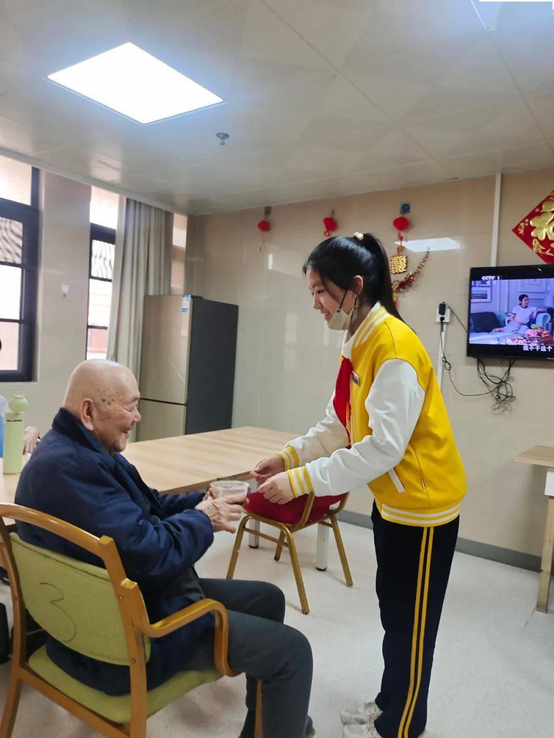 学雷锋我行动福州屏东中学八年级15中队开展老年康养中心志愿服务活动