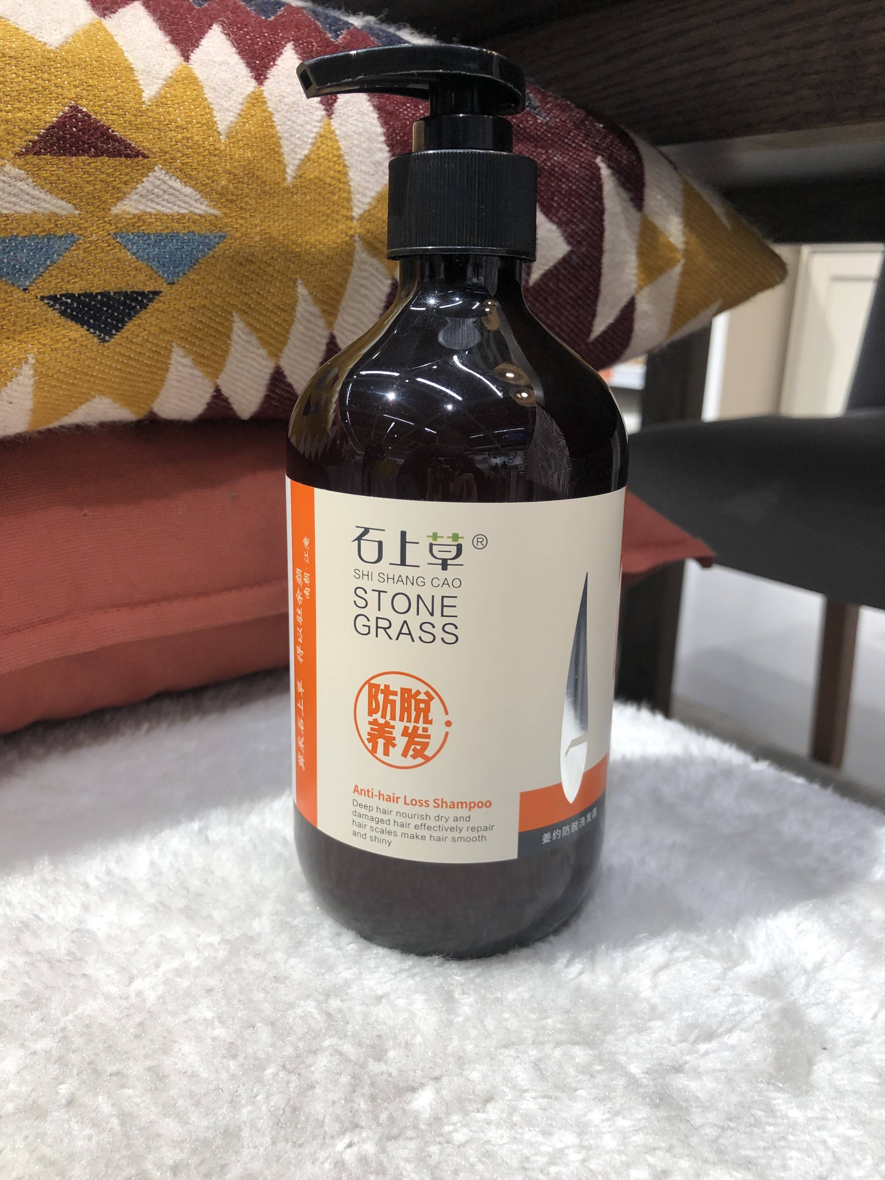 泡沫很丰富吁,洗头温和不刺激头皮的,有止痒消炎头皮痘痘的效果,头皮