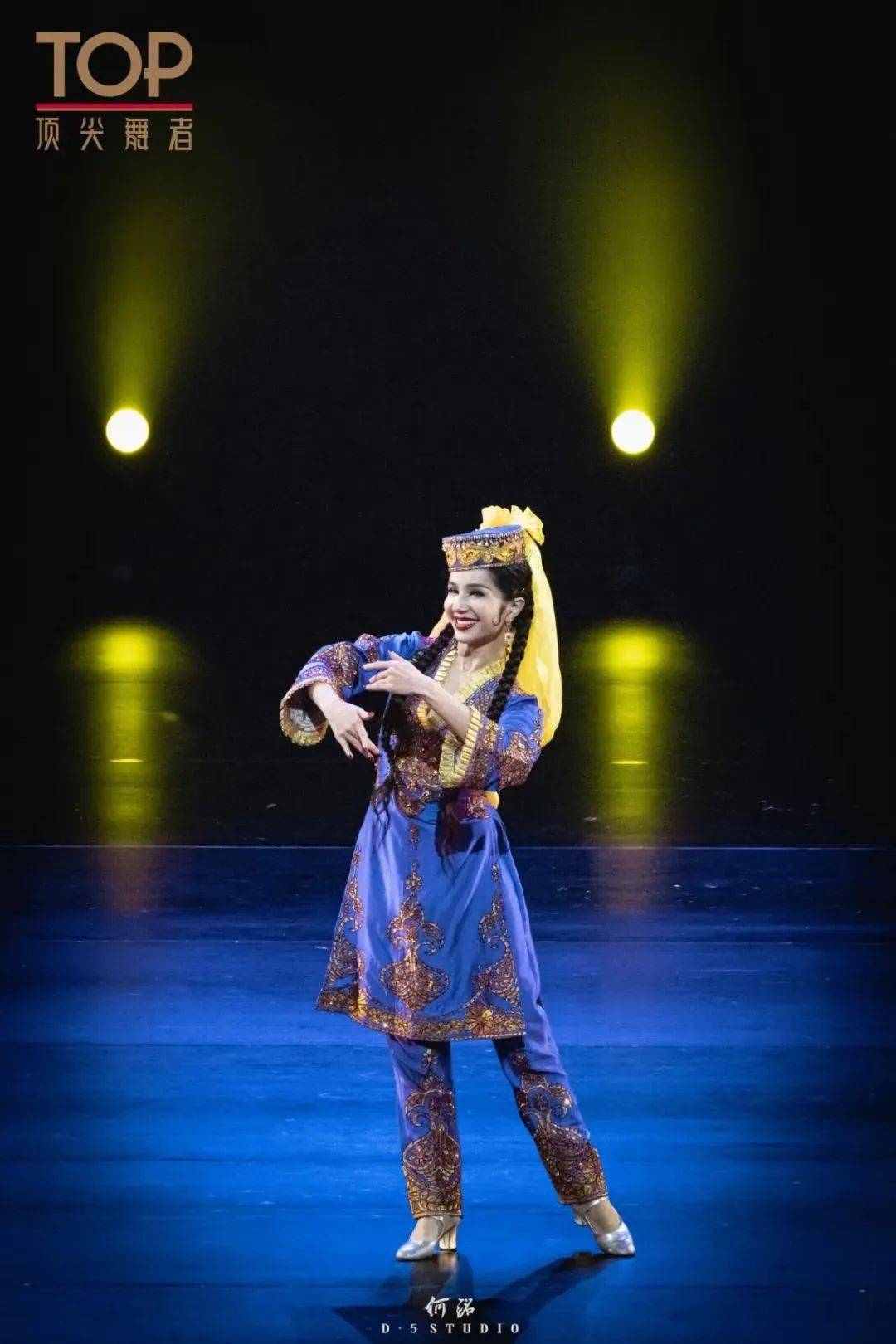 别克族舞蹈《莱尔扎恩》2023顶尖舞者之夜聚光灯下的古丽米娜·麦麦提