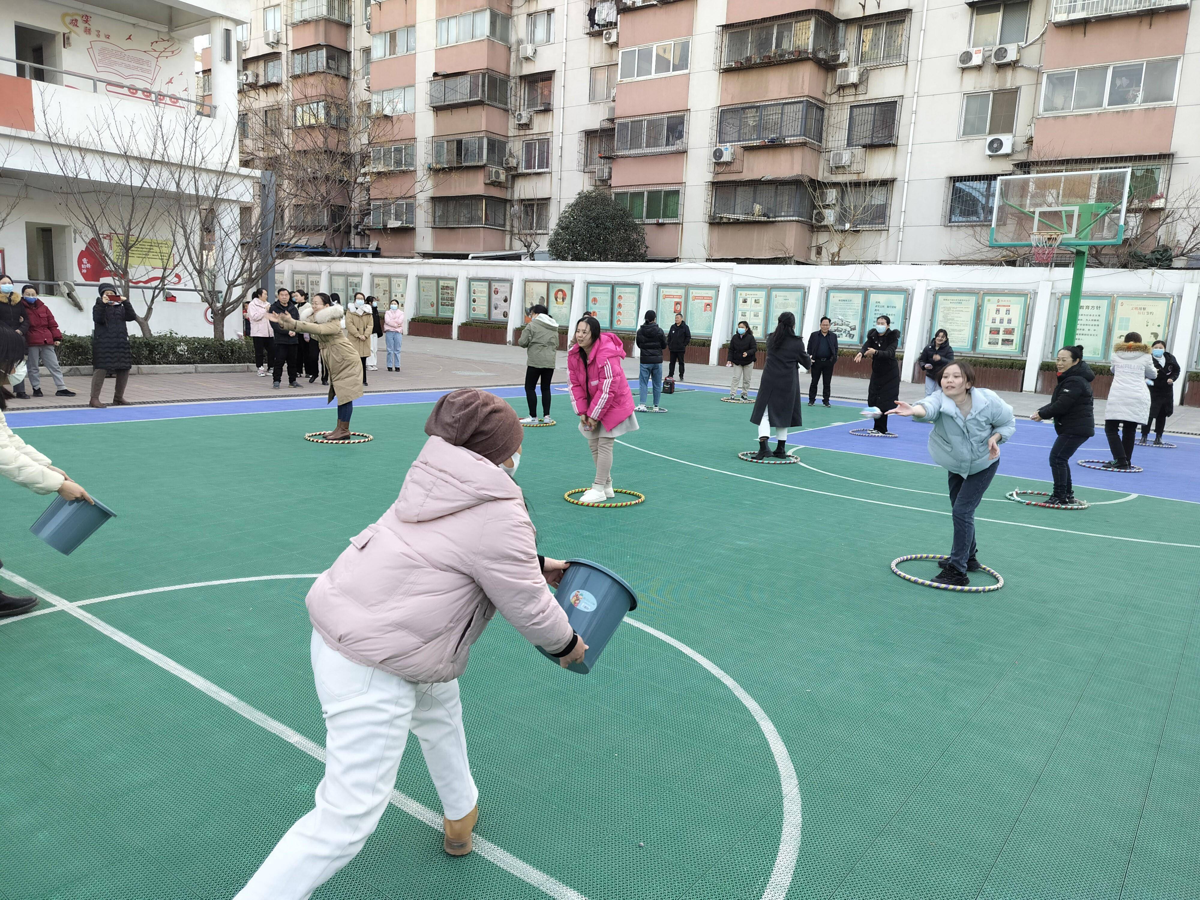 郑州市中原区伏牛路第四小学举行三八妇女节红色趣味活动