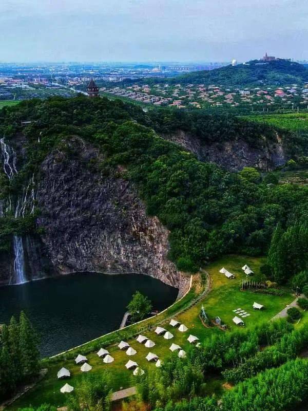 是辰山植物园内的山峰,登上辰山之巅,近可观矿坑美景,远可眺松江全貌