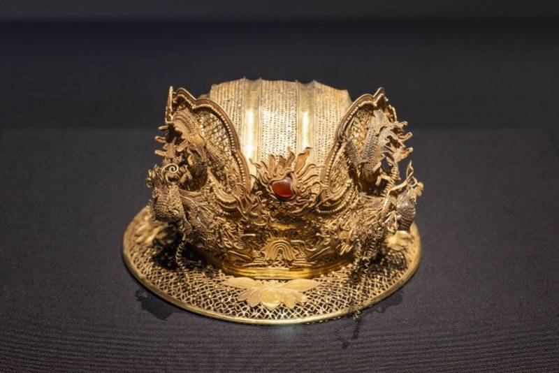 双龙戏珠纹梁冠(明,1368–1644年),梦蝶轩捐赠.