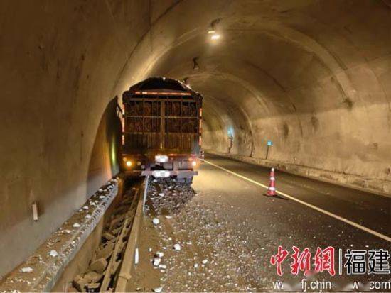 司机疲劳驾驶酿事故 冲撞隧道150米