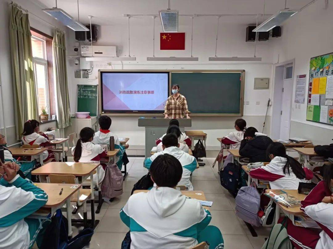 落实消防演练提升安全意识北方工业大学附属学校开展消防疏散演练