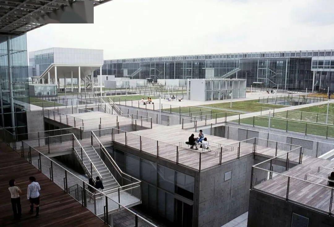 琦玉县立大学2000年的函馆未来大学是另一个巨大的玻璃水族馆,完全