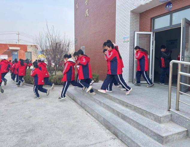 全环境立德树人防患未然警钟长鸣夏津县第八中学2024年春季消防疏散