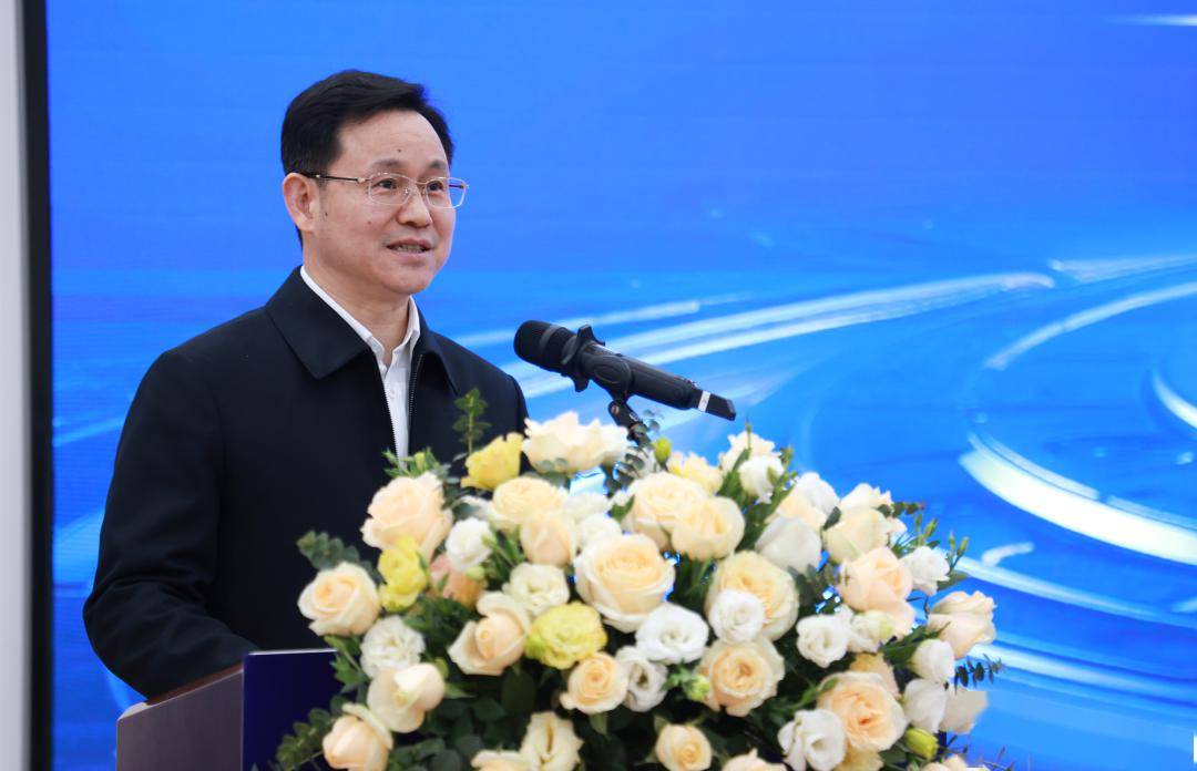 市委副书记,市长陈家伟发表讲话,他表示,亿纬圆柱电池项目的建成达产