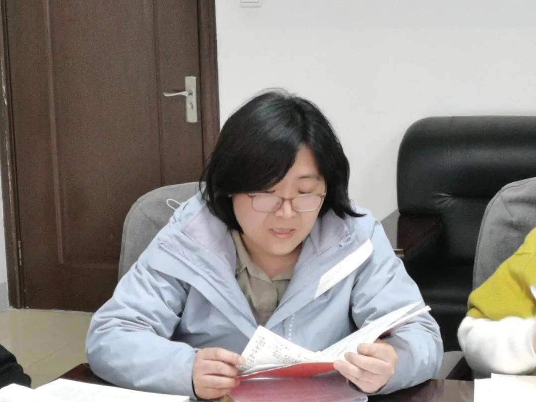 武主任首先对本次联考成绩进行细致分析,并客观指出自身的优势与不足.