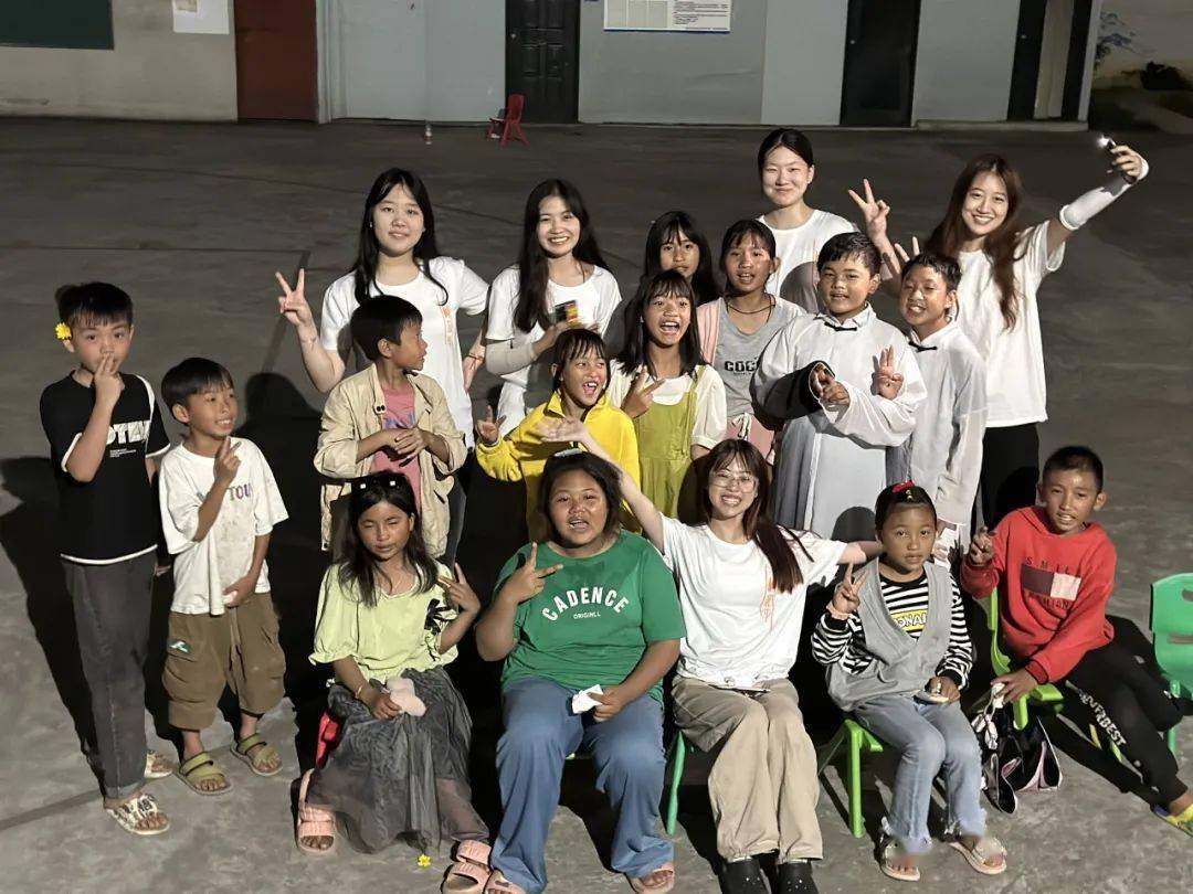 团队合影志愿者与小朋友开展特色篆刻课程支教团与小朋友的合影江苏省