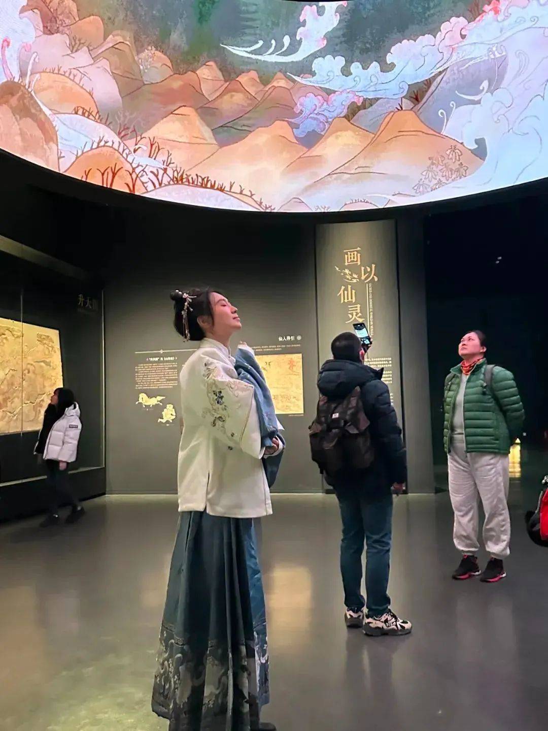 春节期间太原北齐壁画博物馆举办了一场别开生面的穿传统汉服入馆免