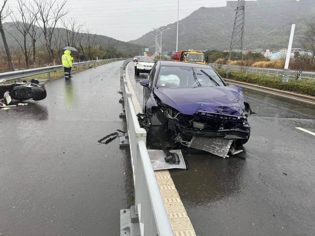 雨天撞车图片图片