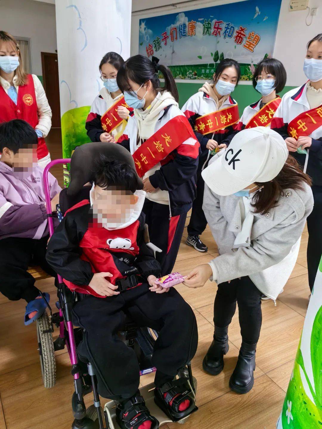文明微聚焦龙岩一中三月学雷锋情暖福利院