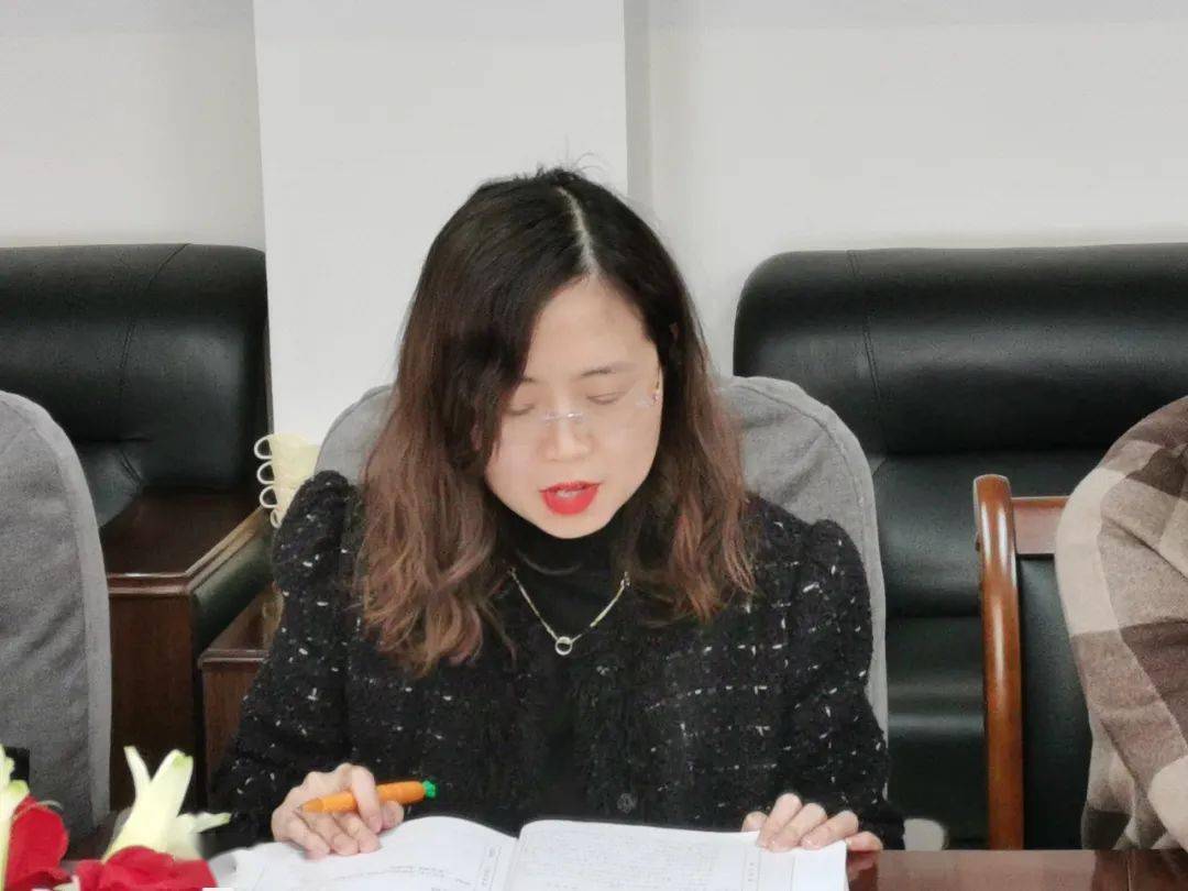 武主任首先对本次联考成绩进行细致分析,并客观指出自身的优势与不足.