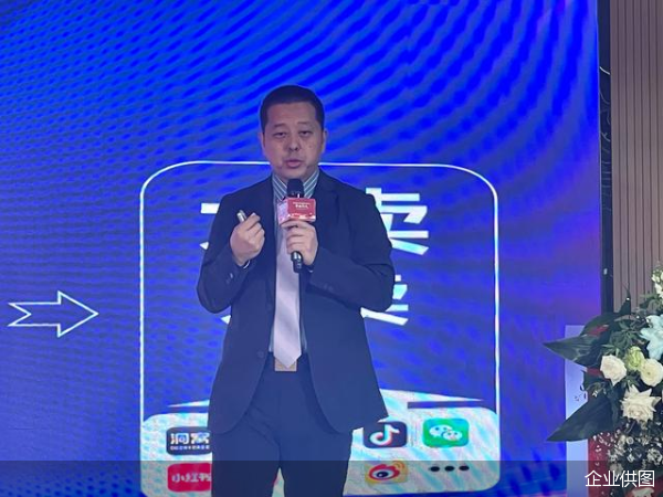 居然乐屋总经理杜学刚进一步对"三项服务承诺"的具体