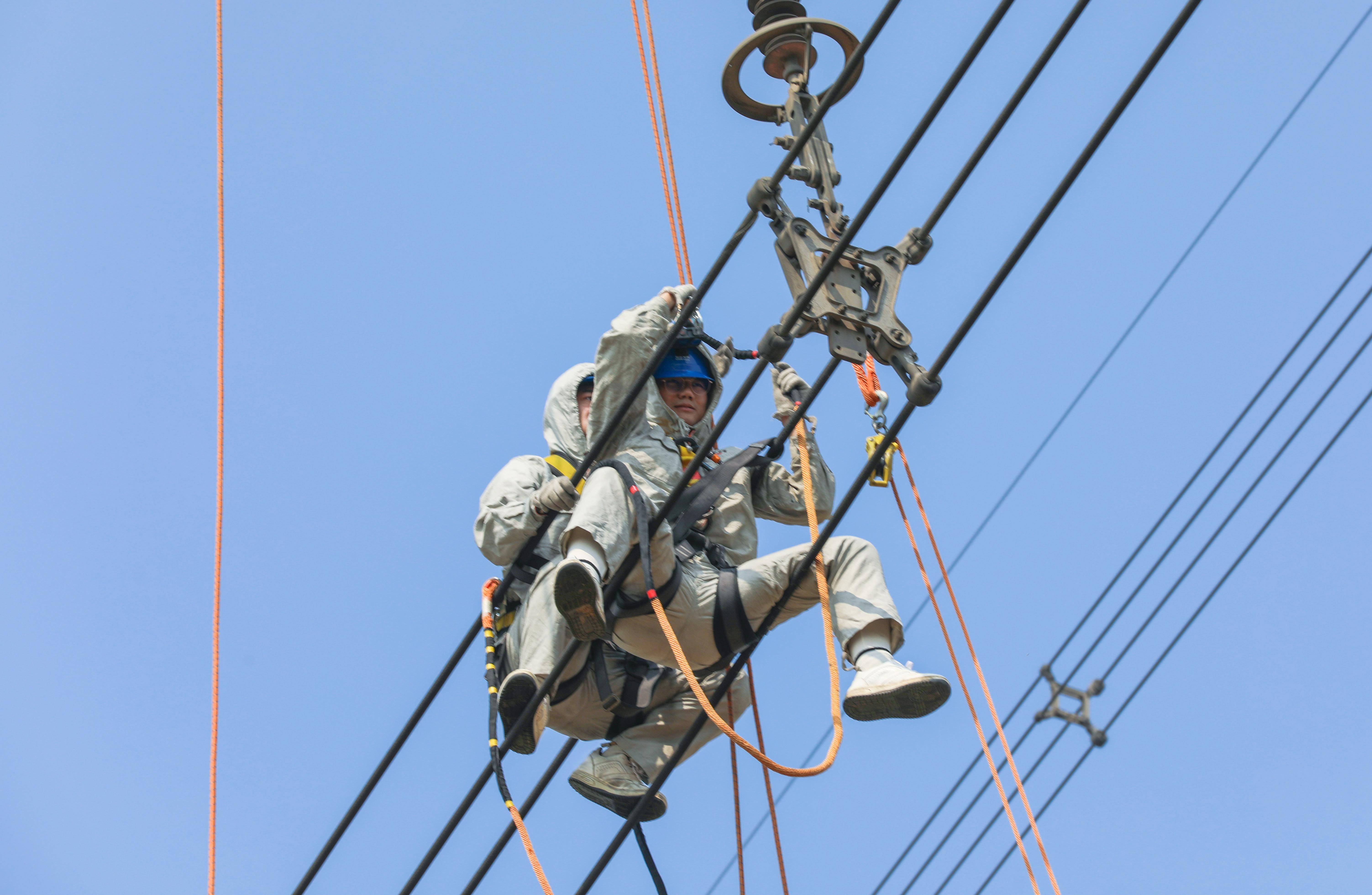 "95后"大学生首次开展超高压输电线路带电作业
