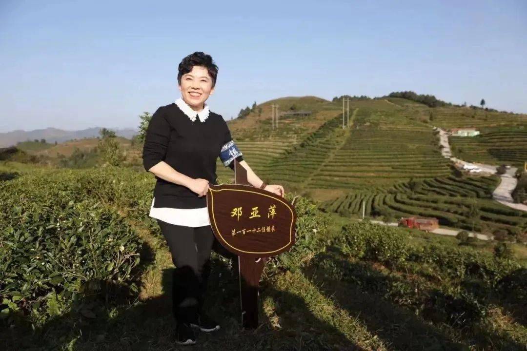 邓亚萍在清华读书时萨马兰奇为邓亚萍颁奖邓亚萍在比赛中邓亚萍:乒乓