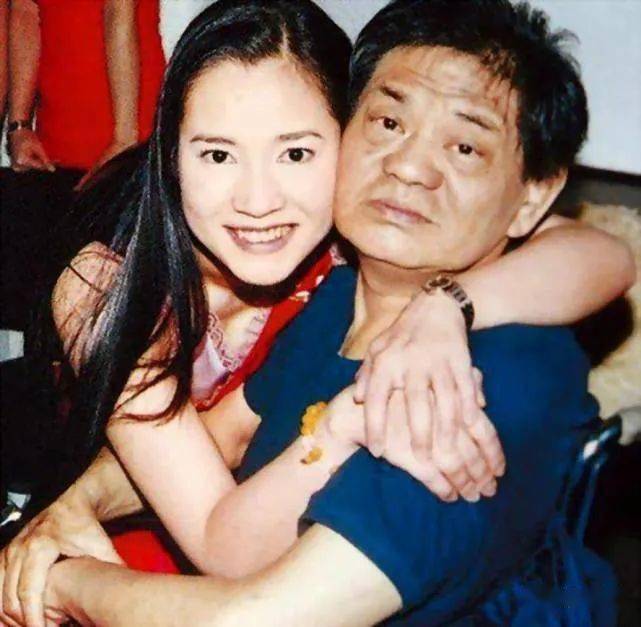 随着时间的推移,黄任中的风流本性逐渐暴露了出来,他的身边开始出现了