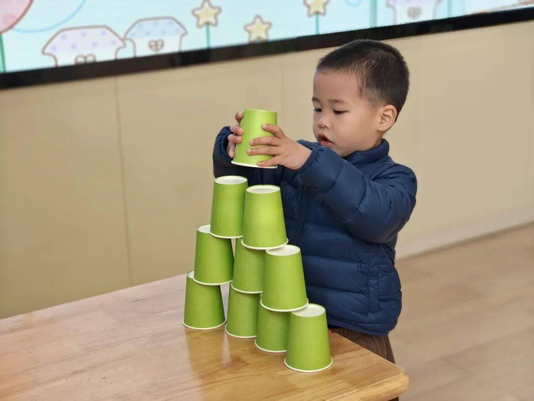 游戏规则后,小玩家们一个个摩拳擦掌,蓄势待发……托班组:杯子叠叠乐