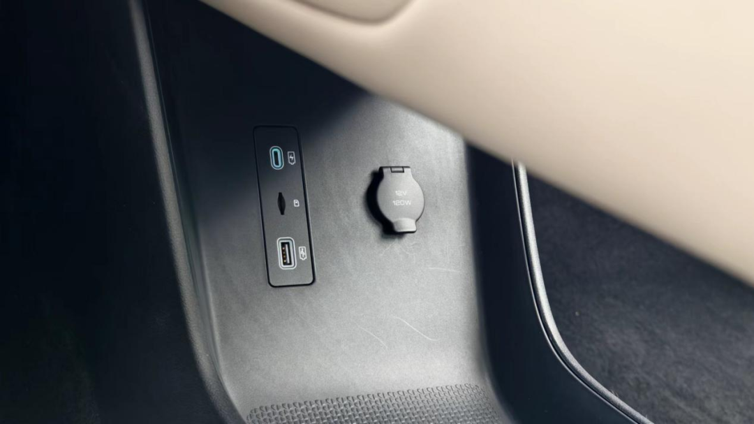 现在,我们直接就配一个点烟器插头.