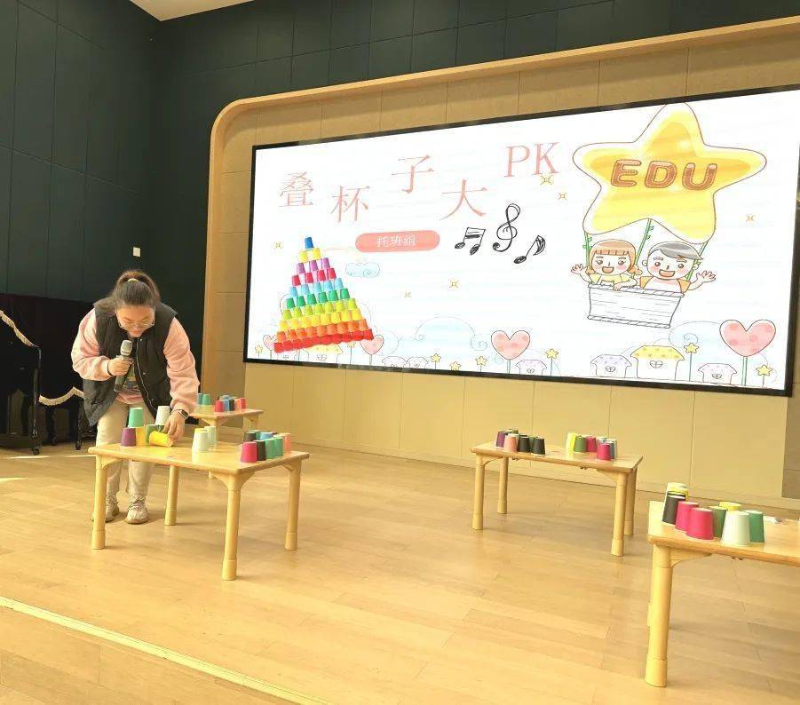 游戏规则后,小玩家们一个个摩拳擦掌,蓄势待发……托班组:杯子叠叠乐