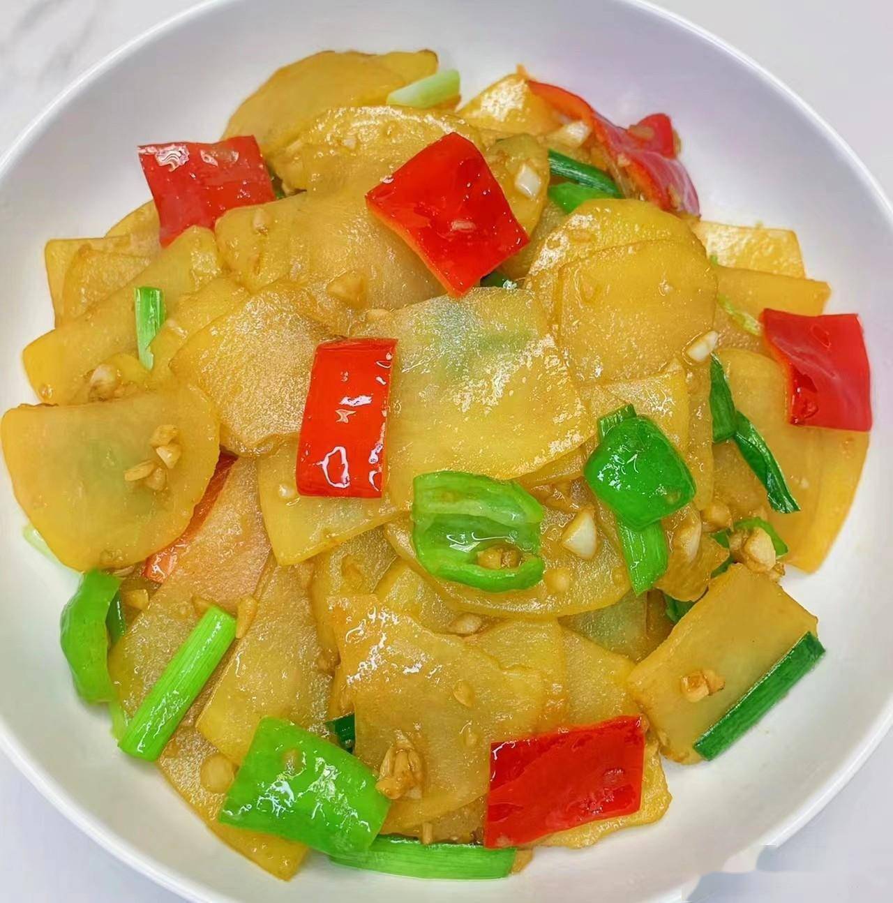 第四个菜是红烧土豆片,这道菜媳妇从小就很爱吃的一道菜肴,做法也很