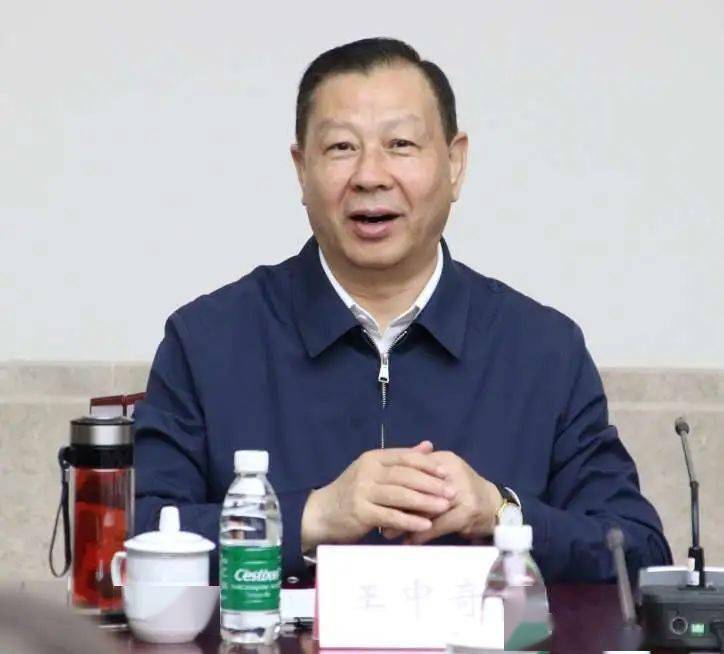 中国建筑装饰协会会长王中奇一行莅临港庆建设公司进行调研指导