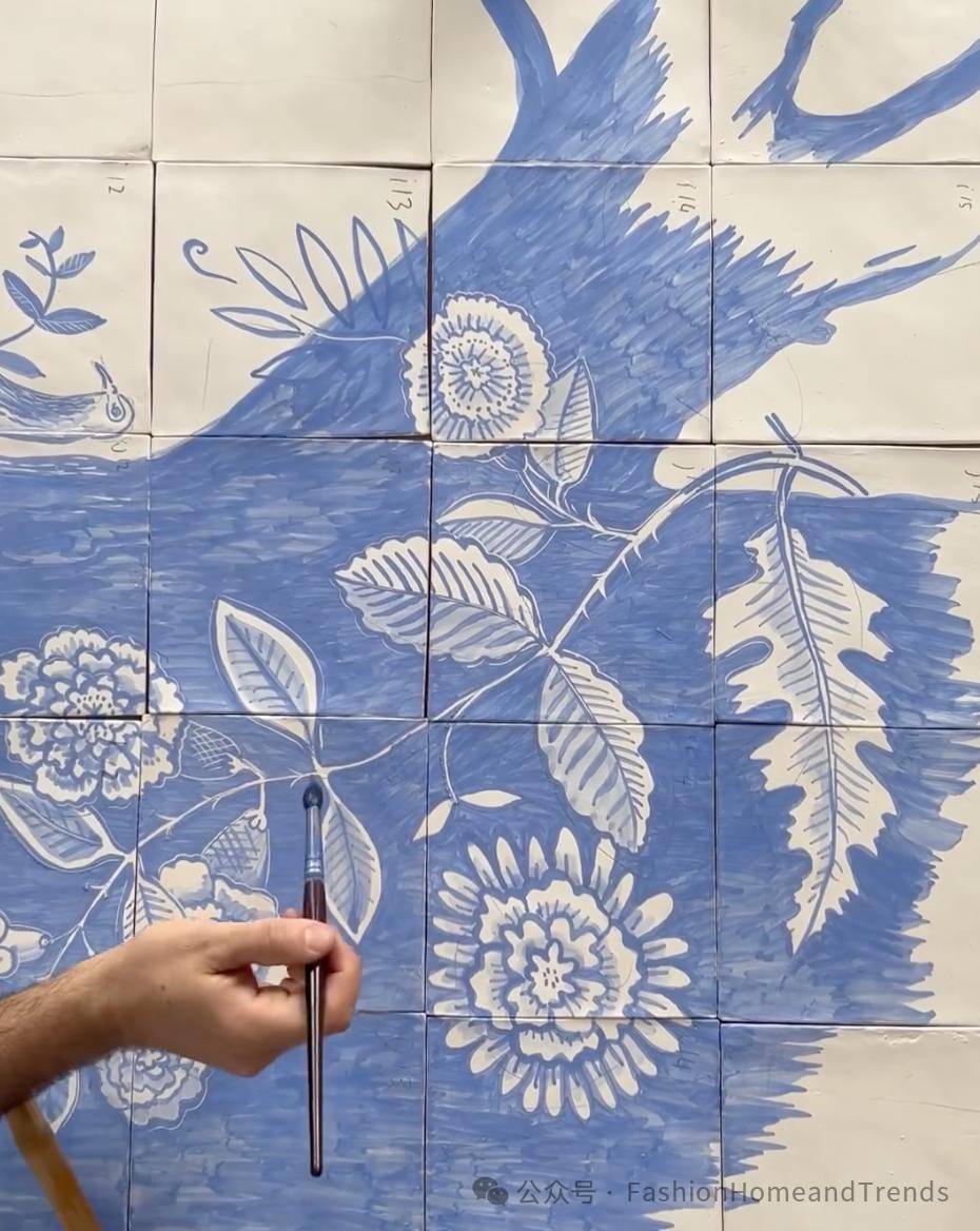 这些手工绘画和制作的瓷砖,使用了朱伊花纹一样的蓝白图案,像拼图一样